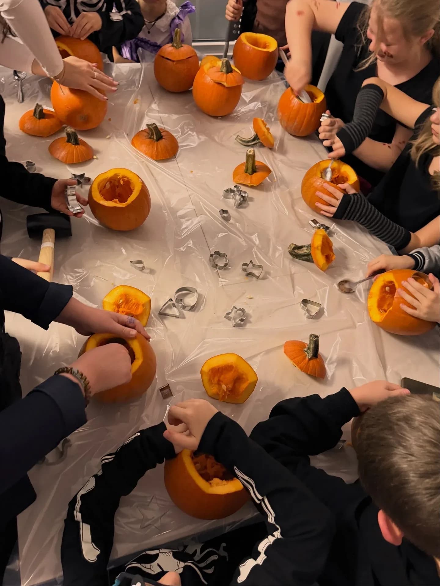 Grupowe zdjęcie uczniów w kostiumach na Halloween – Inside Out Gdańsk