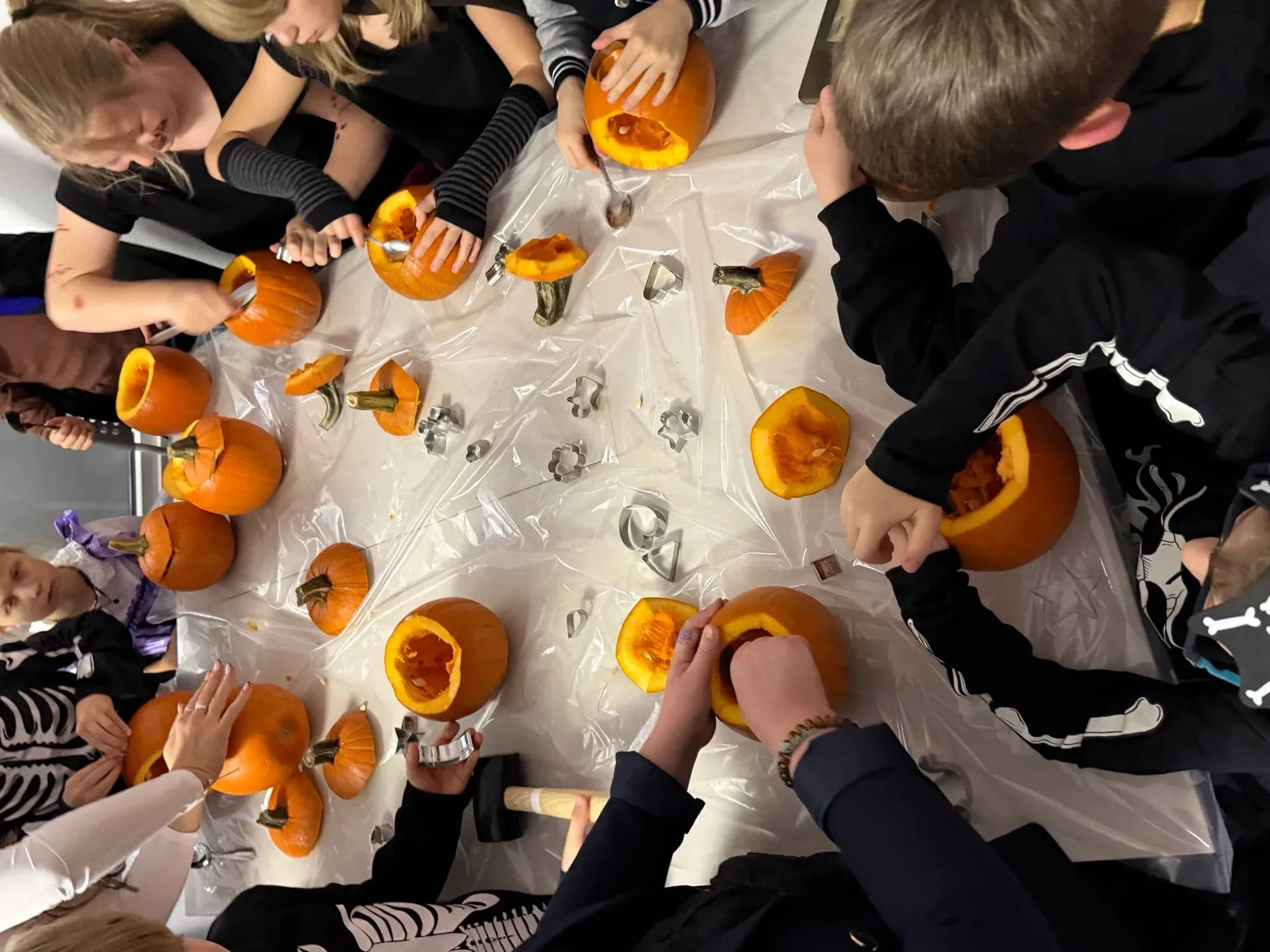 Halloween w Inside Out English Academy – uczniowie w kostiumach Gdańsk