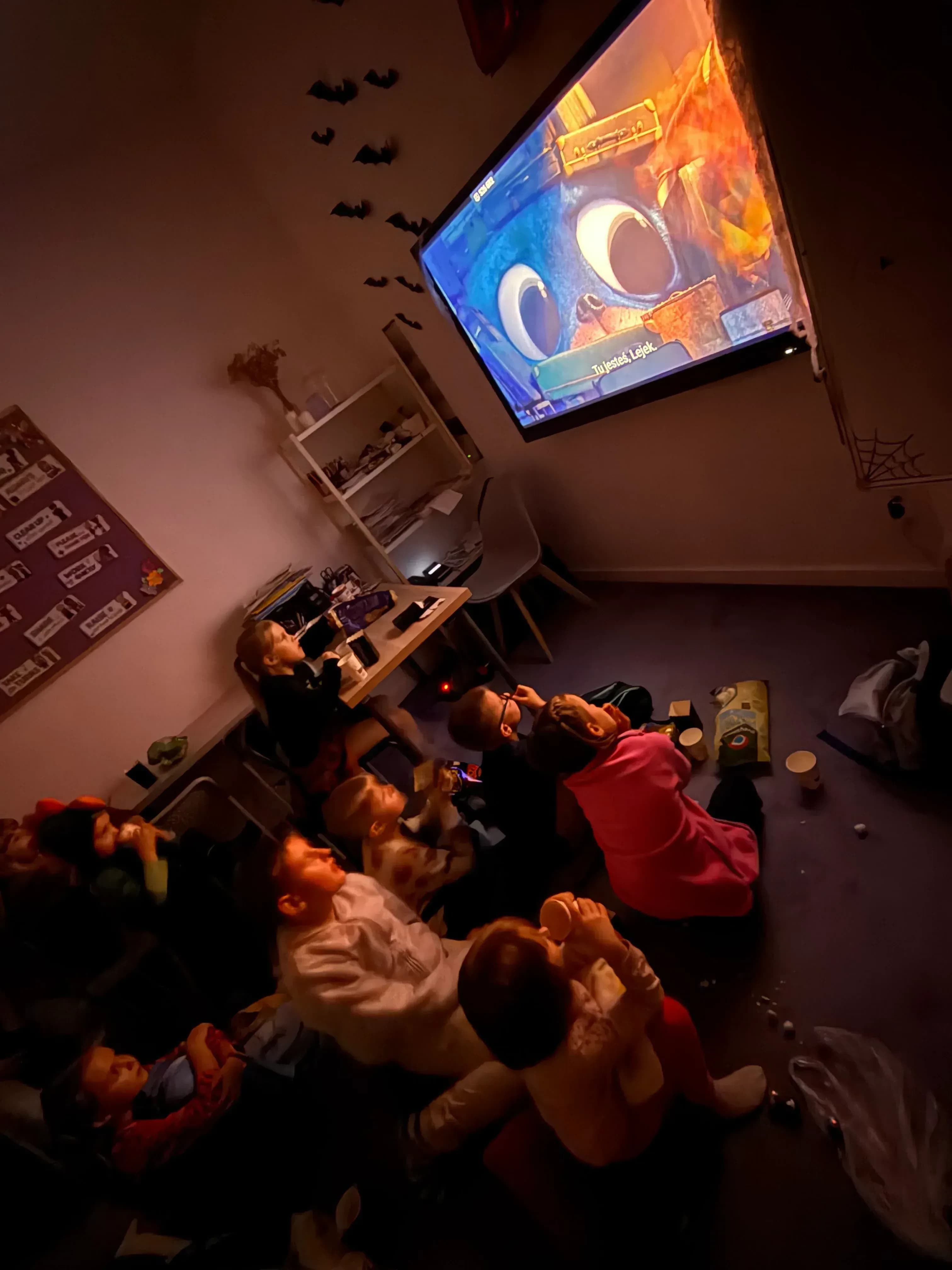 Halloweenowe dekoracje i radość uczniów w Inside Out Academy