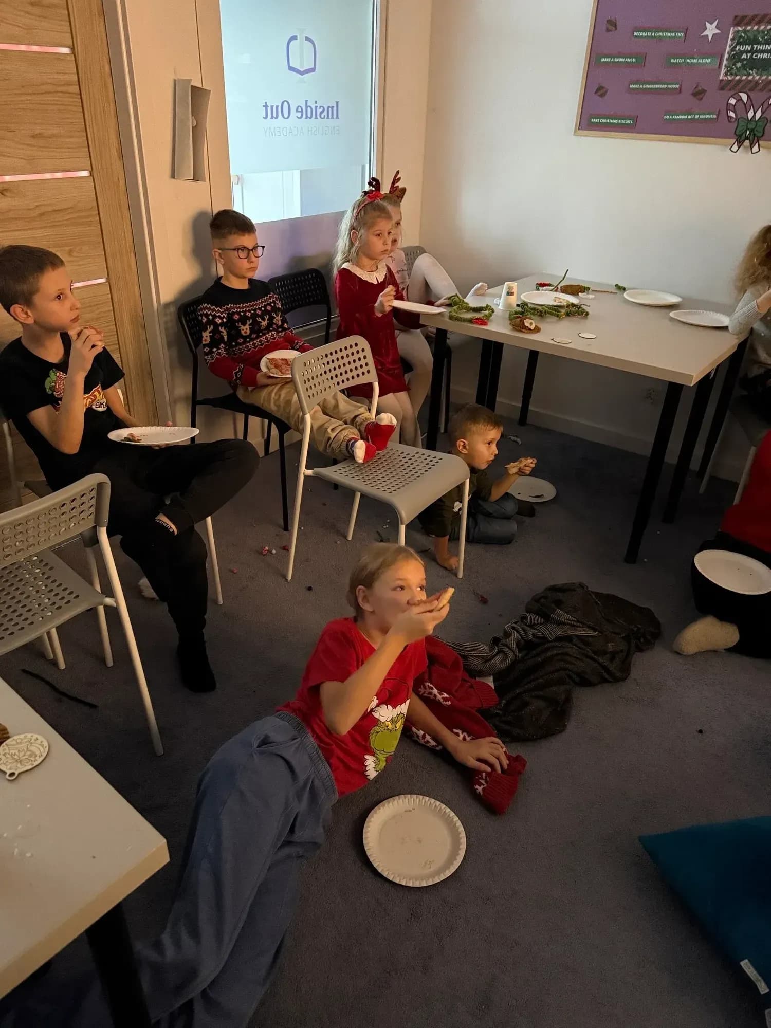 Świąteczne dekoracje i uczniowie Inside Out English Academy Gdańsk