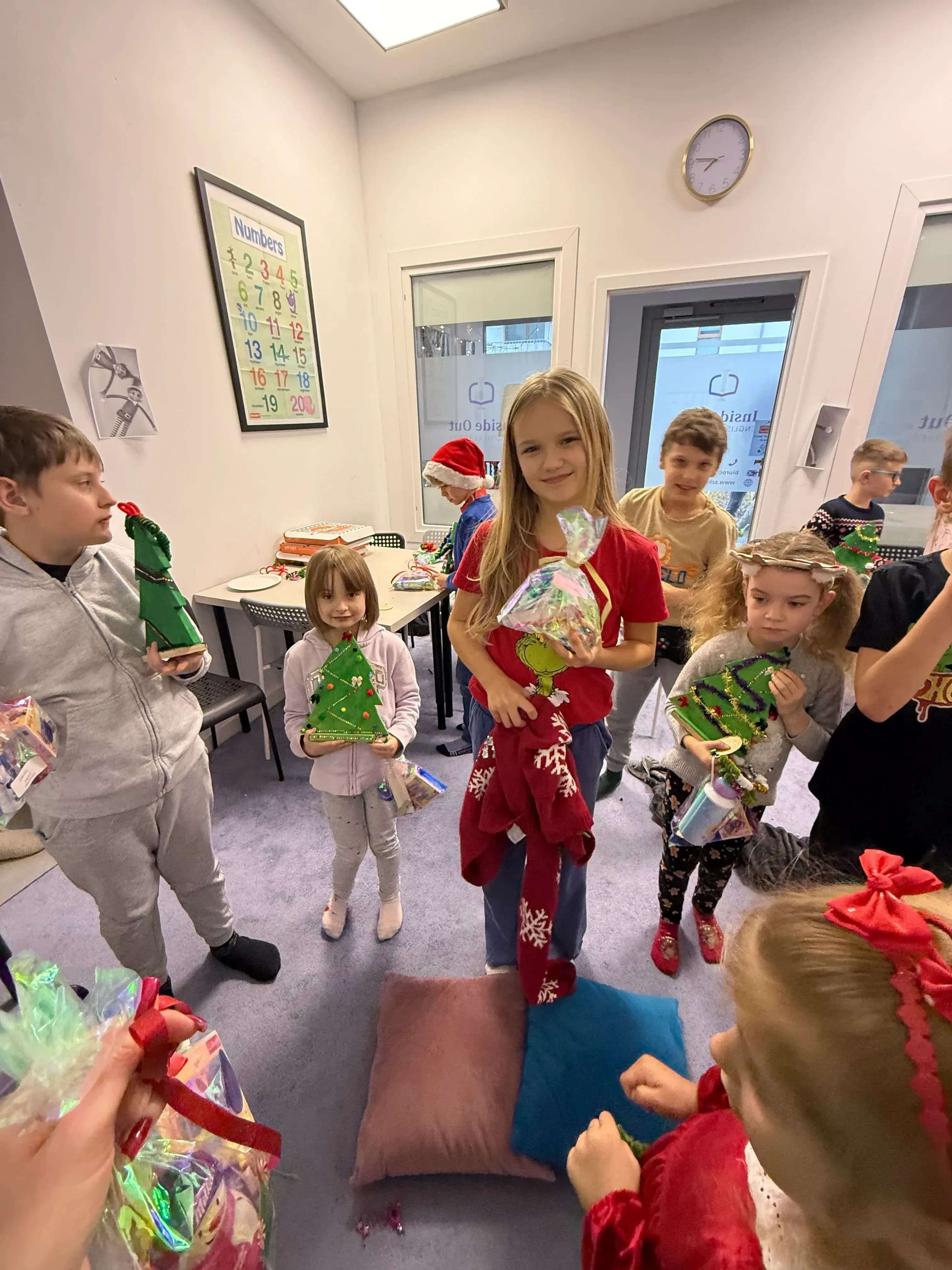 Uczniowie Inside Out podczas świątecznych zajęć z angielskiego