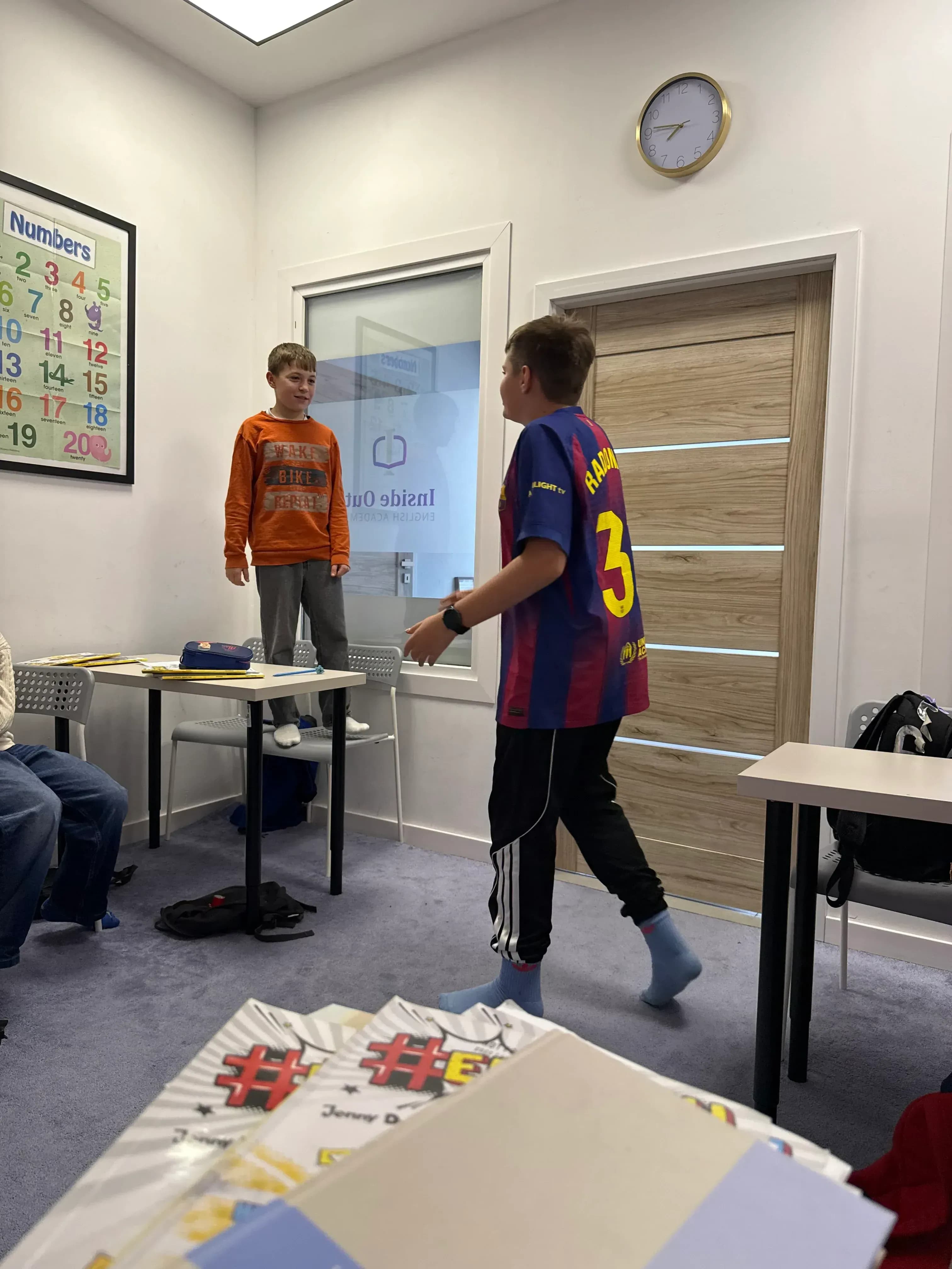 Praca w parach podczas lekcji angielskiego – Inside Out Gdańsk