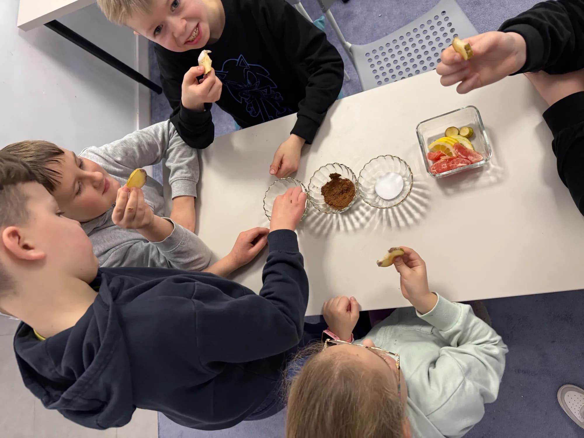 Uczniowie Inside Out Academy podczas ćwiczeń z angielskiego