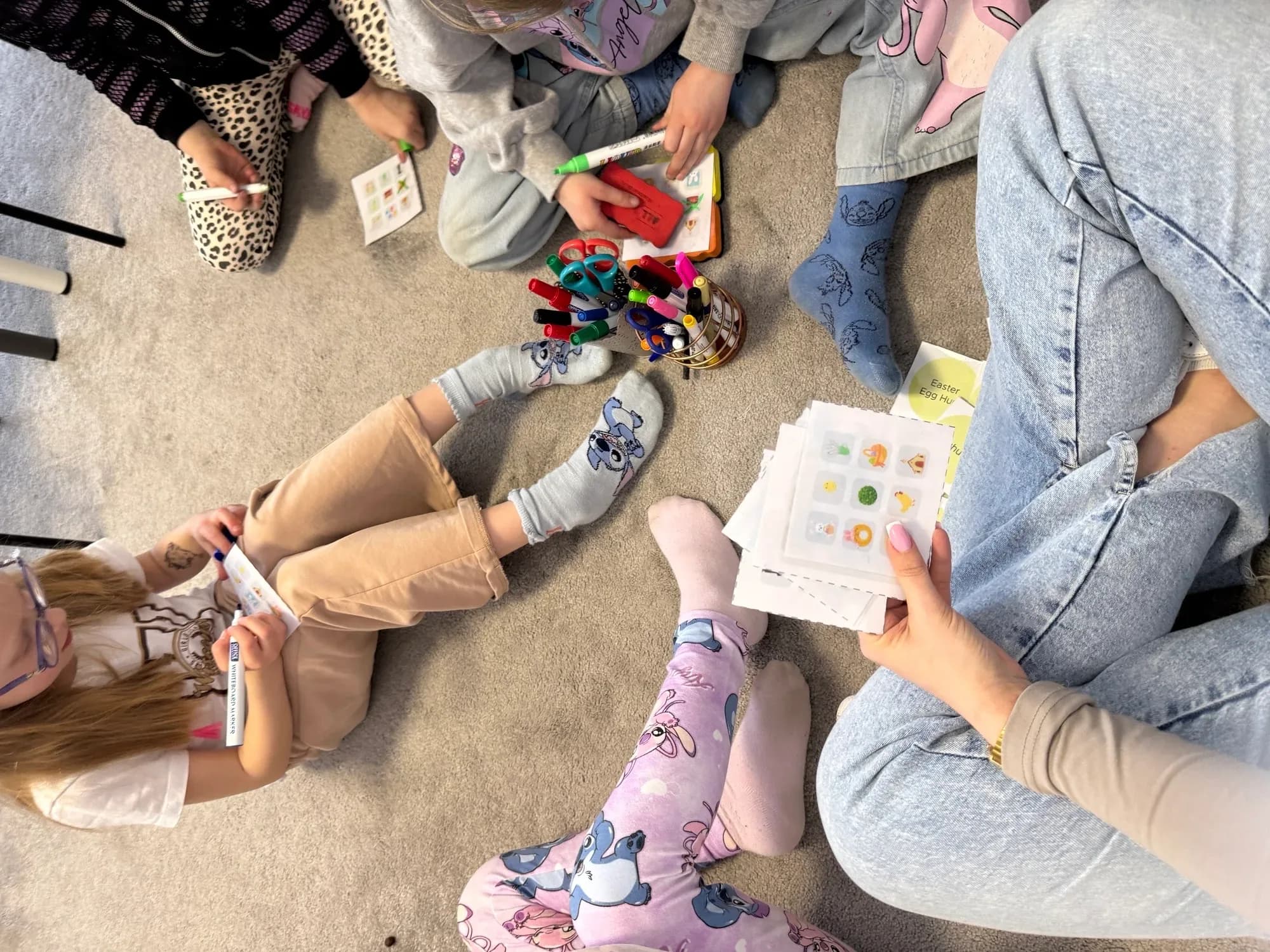 Uczniowie rozmawiają po angielsku podczas zajęć w Inside Out