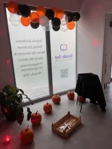 Dekoracje na Halloween w szkółce języka angielskiego Inside Out w Gdańsku, z dyniami i balonami.